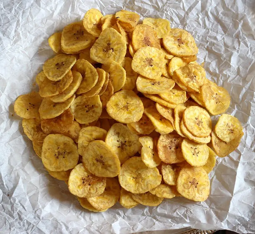 Crispy dehydrated banana chips snacks